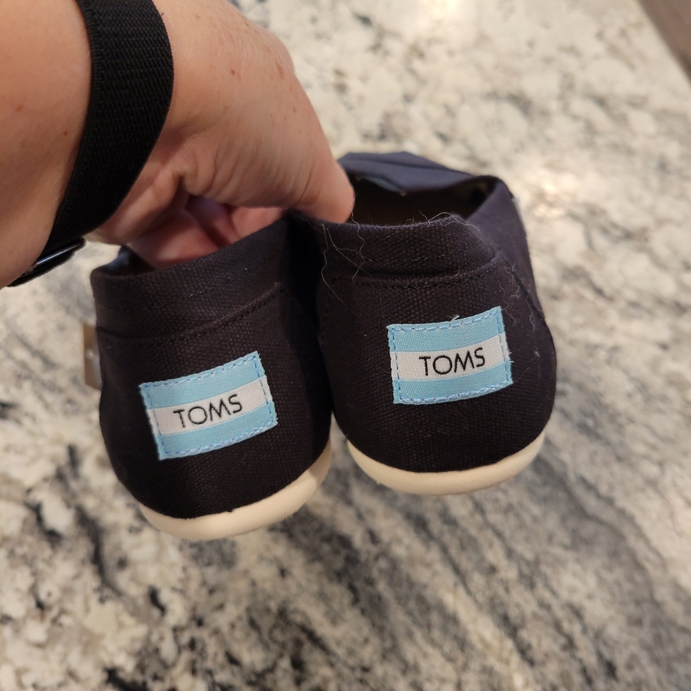 NWT Tom's. Size 7.5